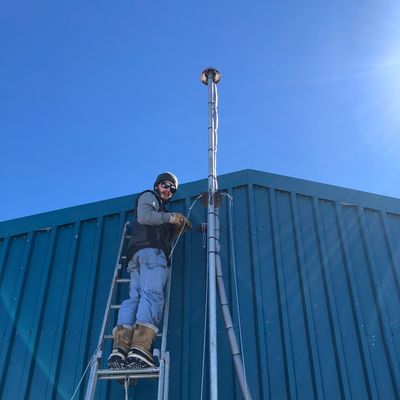 Le mât qui va servir pour analyser les particules atmosphériques