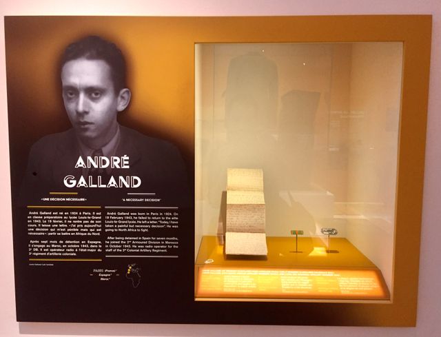 la vitrine consacrée à André Galland
