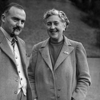 Agatha Christie en 1946, devant sa maison, Greenway House, en compagnie de son mari Max E. L. Mallowan