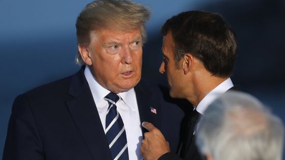 Emmanuel Macron et Donald Trump lors de la « photo de famille », peu après la rencontre avec le ministre iranien à Biarritz ©AFP - Ludovic MARIN / AFP