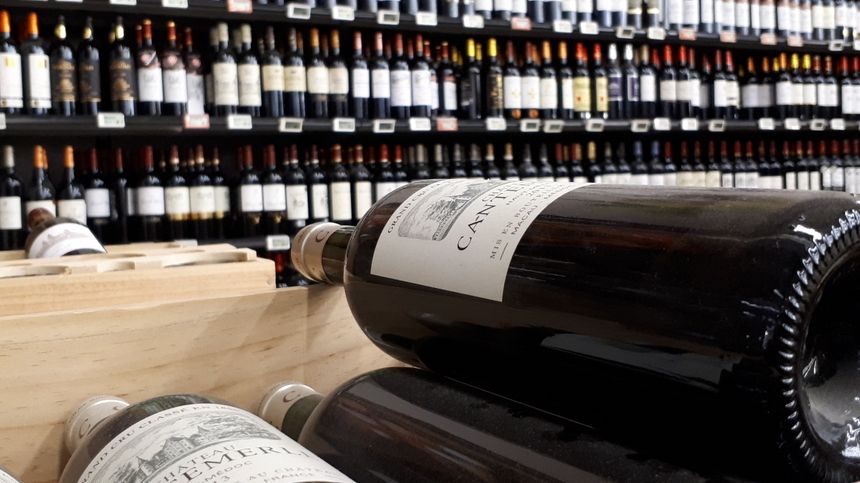 Les vins sont parfois présentés dans des boîtes en bois pour donner l'impression d'être dans une cave à vin