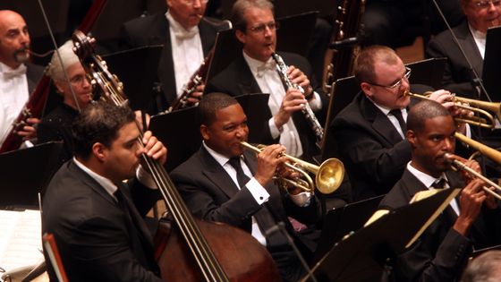 Wynton Marsalis, au sein du New York Philharmonic Orchestra, dirigé par Alan Gilbert en 2010 ©Getty - Hiroyuki Ito