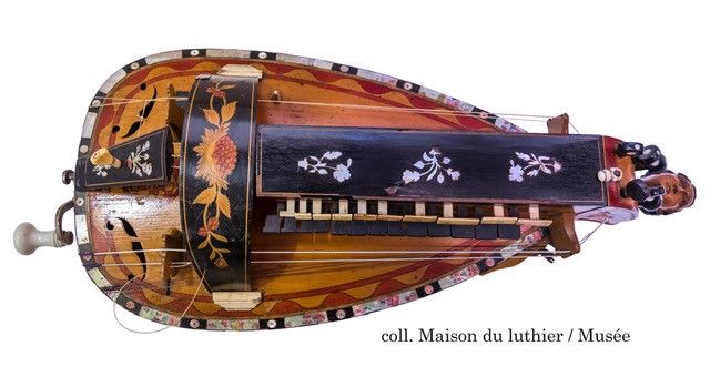 Vielle à roue à la maison du luthier de Jenzat