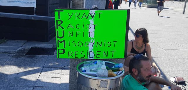 Des manifestants adressent un message clair à Donald Trump, présent à Biarritz.