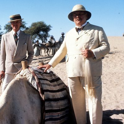 Peter Ustinov (dans le rôle d'Hercule Poirot) et David Niven dans le film de John Guillermin "Mort sur le Nil" (1978)