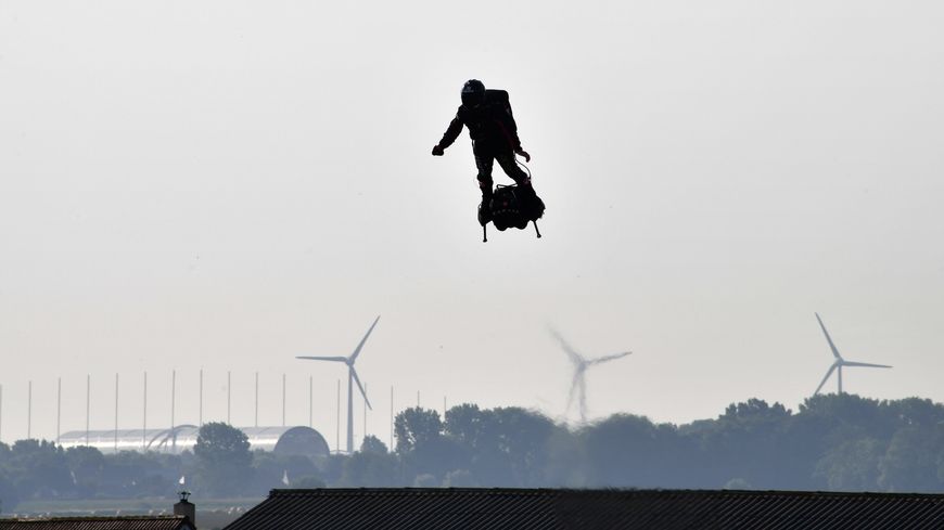 Franky Zapata a réussi son exploit. La traversée de la Manche avec "Flyboard" a duré une vingtaine de minutes.