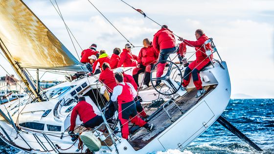 Équipe de voile de bateau à voile en Régate. ©Getty - Mbbirdy