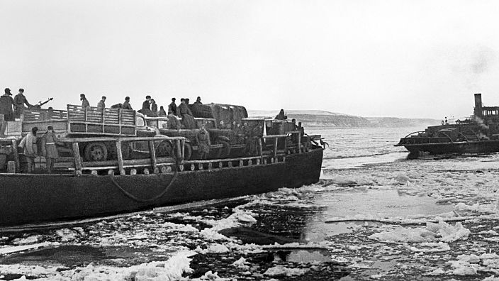Bataille de Stalingrad, 1942 : Bateaux transportants des armes et de la nourriture sur la Volga.