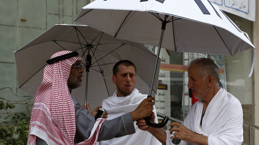 Le "parapluie intelligent" peut faire à peu près tout , y compris se protéger du soleil brûlant de la Mecque.