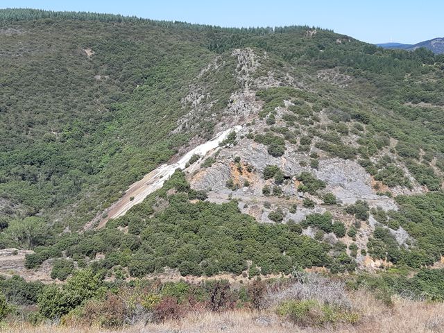 Vestige du passé minier de la vallée, la verse de Nartau, un site de déchets de plusieurs dizaines de tonnes d’arsenic.