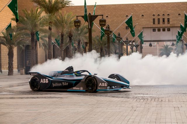 L'Arabie Saoudite accueille désormais des courses de Formula E (moteur électrique) pour embellir l'image du royaume à travers ses investissements dans le sport.