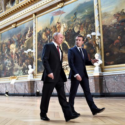 Emmanuel Macron s’entretient avec le président russe Vladimir Poutine dans la galerie des Batailles, lors de leur rencontre au château de Versailles, le 29 mai 2017.
