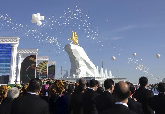 Cérémonie d'inauguration à Ashgabat, au Turkménistan, du monument en honneur au président Berdymukhamedov : une statue dorée de 6 m de haut du leader à cheval, perché sur une falaise blanche.