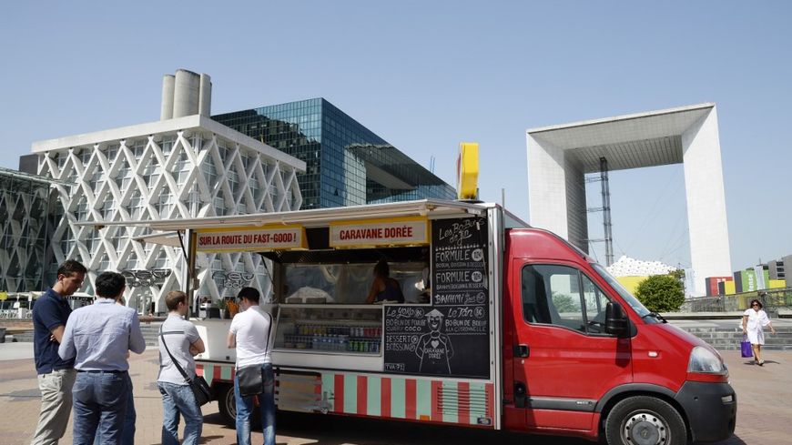 Dans le quartier de la Défense à Paris, les Food Truck ne cessent d'augmenter pour venir restaurer les nombreux employés sur le site