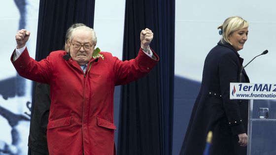Jean-Marie Le Pen s'invite au rassemblement du FN marqué par la scission entre Marine Le Pen et son père le 1er mai 2015. ©AFP - KENZO TRIBOUILLARD