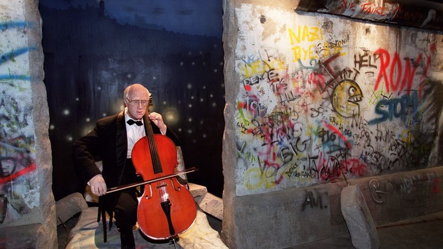 Mannequin de cire du violoncelliste Mstislav Rostropovitch donnant un concert après la chute du mur de Berlin (Musée Grévin à Paris)