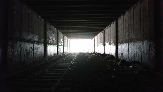 Pour faire de l'Urbex il faut parfois passer par des chemins périlleux où la lumière se fait rare