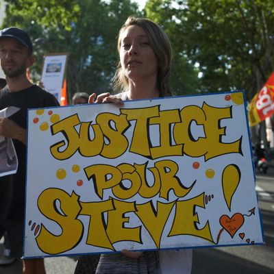 Manifestante à Toulouse tenant une pancarte "Justice pour Steve"