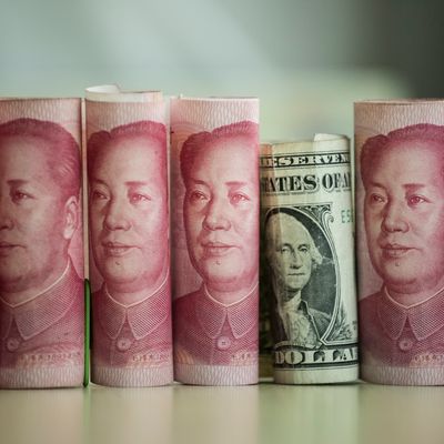 Des billets chinois de 100 yuans et un billet en dollars américains pris en photo à Beijing en 2017.