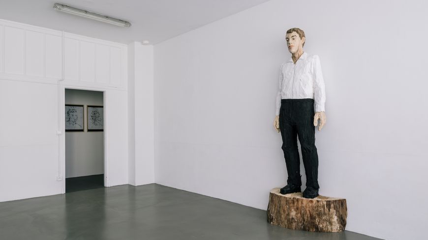 Homme en chemise blanche et pantalon noir 2018