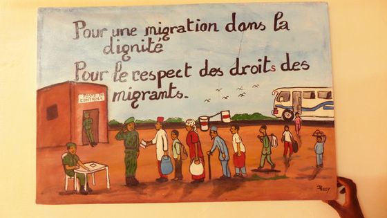 A Niamey, tableau peint pour l’ONG nigérienne JMED, qui lutte contre la pauvreté pour retenir les jeunes qui veulent partir. - Catherine Guilyardi - De facto 2019