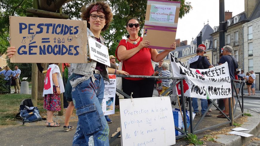 Environ 70 personnes se sont rassemblées le 27 août devant la préfecture de région, à Rennes, en soutien au maire de Langouët.