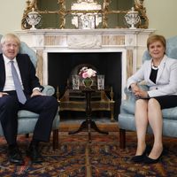 Le Premier ministre britannique Boris Johnson aux côtés de la Première ministre d’Écosse Nicola Sturgeon le 29 juillet 2019 à Bute House, à Édimbourg, lors de sa première visite officielle en Écosse.