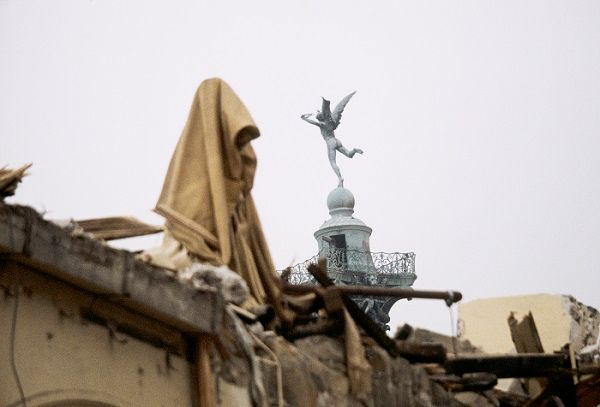 Le Génie de la Liberté vu du chantier de démolition de l’ancienne gare de la Bastille, fin 1984