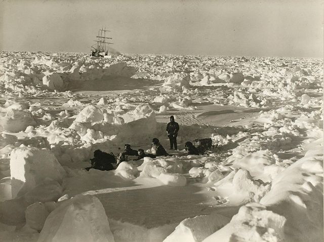 État des glaces en août 1915 pendant l'expédition impériale transantarctique, 1914-1917, dirigée par Ernest Shackleton. "L'endurance" est à l'arrière-plan.