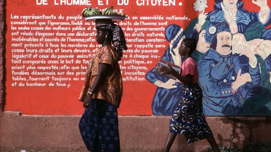 Fresque murale en français représentant la déclaration des droits de l'homme et du citoyen à Bamako (Mali) ©Getty - © Jean-Luc Manaud