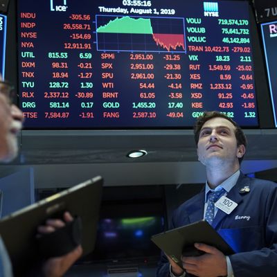 Des traders juste avant la fermeture du New-York Stock Exchange, le 1er août 2019, où les marchés ont chuté après l'annonce de l'augmentation des tarifs douaniers sur les importations chinoises.