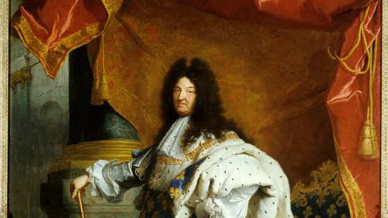 Portrait du roi de France Louis XIV en pied en costume royal par le peintre Hyacinthe Rigaud. ©AFP - musée du Louvre/Leemage