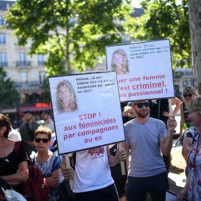 Des manifestants brandissent des pancartes au cours d’un rassemblement contre les violences envers les femmes pour exiger des mesures immédiates afin de lutter contre les féminicides, le 6 juillet 2019 à Paris.