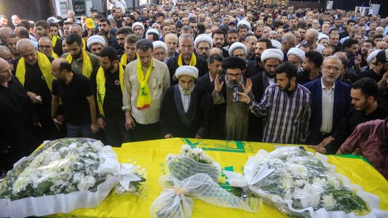 Funérailles hier, au « cimetière des martyrs » du sud de Beyrouth, de deux membres du Hezbollah tués en Syrie lors d’un raid israélien ce weekend. ©AFP - AFP