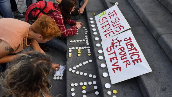A Bordeaux, le mardi 30 août, des militants des associations "Clap 33" et "Collectif quatre couleurs" déposent des bougies pour Steve Maia Caniço ©AFP - MEHDI FEDOUACHMEHDI FEDOUACH