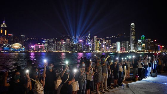 A Hong-Kong, des milliers de manifestants ont formé une chaîne humaine le 23 août, sur le modèle de la plus longue chaîne humaine réalisée en 1989, par des Estoniens, Lettons et Lituaniens contre l’URSS ©AFP - Lillian SUWANRUMPHA