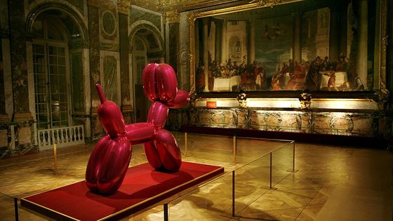 Une œuvre de Jeff Koons exposées au Chateau de Versailles ©Getty - Raphael GAILLARDE