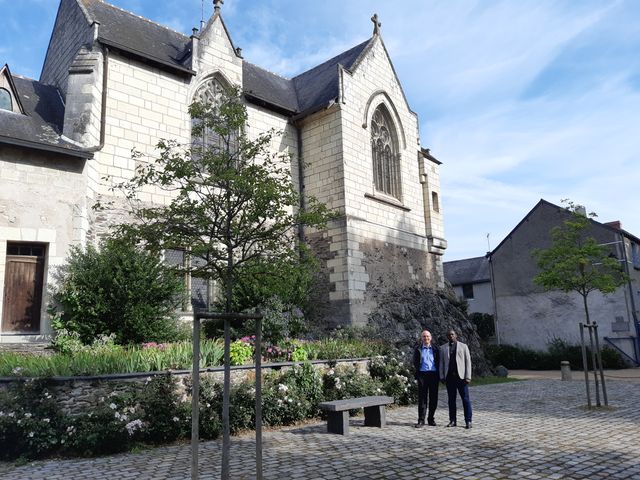 Le père Wakanga et le père Loiseau devant Notre-Dame de Béhuard
