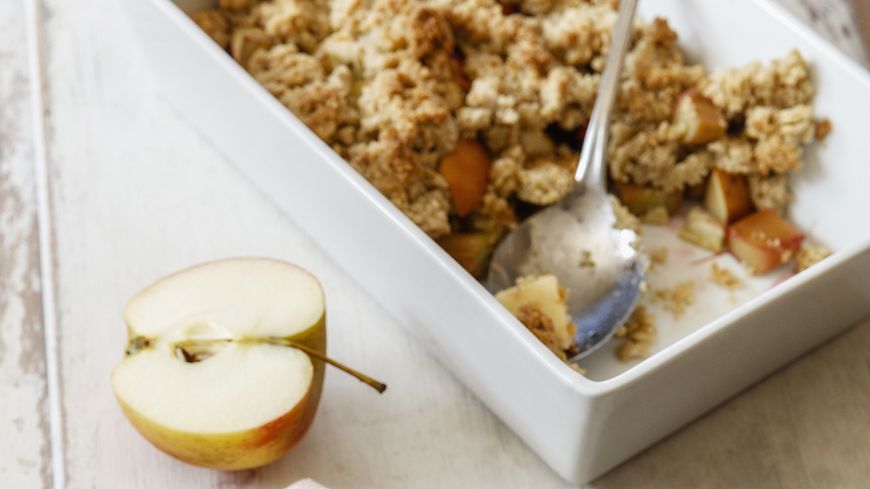 Crumble aux pommes et à la rhubarbe