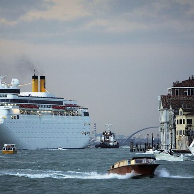 Un bateau de croisière dépasse les maisons vénitiennes