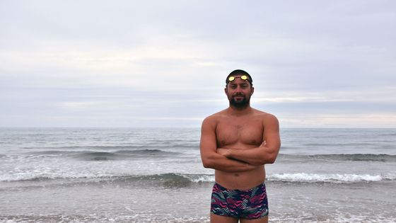 Le carnonnnais Julien Perez s’entraîne tous les jours dans la mer, depuis septembre, pour traverser la Manche en juin. ©Maxppp - PHOTOPQR/LE PARISIEN/MAXPPP