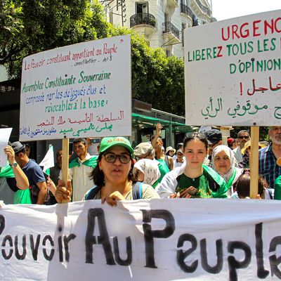 Des manifestants algériens dans les rues d'Alger pour le 22e vendredi de mobilisation contre le pouvoir, le 19 juillet 2019.