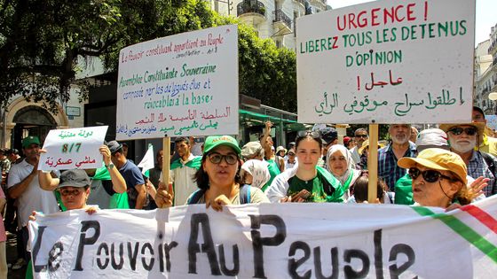 Des manifestants algériens dans les rues d'Alger pour le 22e vendredi de mobilisation contre le pouvoir, le 19 juillet 2019. ©AFP - AFP