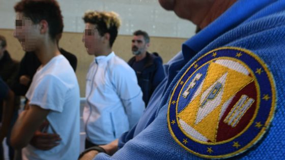 Des détenus mineurs sont photographiés dans le gymnase du Centre de détention pour mineurs (EPM) de Marseille le 4 mars 2019. ©AFP - Boris Horvat