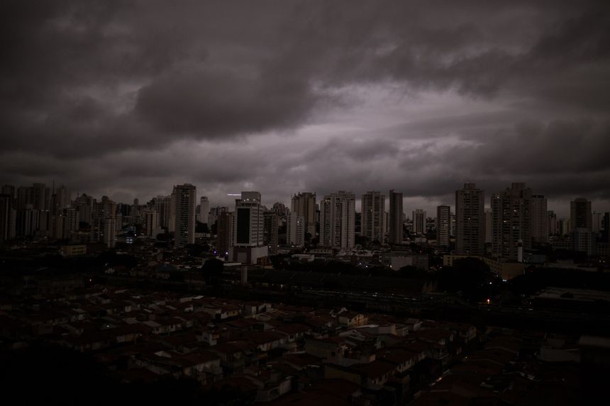 La ville de Sao Paulo s'est retrouvée sous des nuages noires et des pluies qui contenaient des résidus des incendies