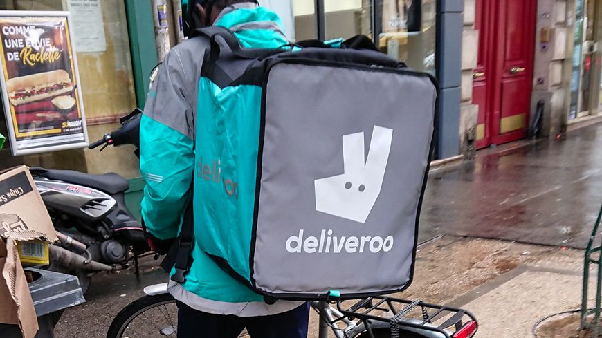 Les livreurs à vélo envisagent un mouvement de grande ampleur pour protester contre les nouveaux tarifs Deliveroo.