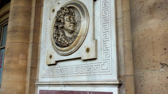 Bas-relief de Jean Racine à l'entrée de la Comédie française à Paris. ©Radio France - Olivier Bénis