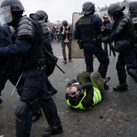 Un manifestant Gilet Jaune brutalisé à proximité de l'Arc de Triomphe le 12 janvier 2019
