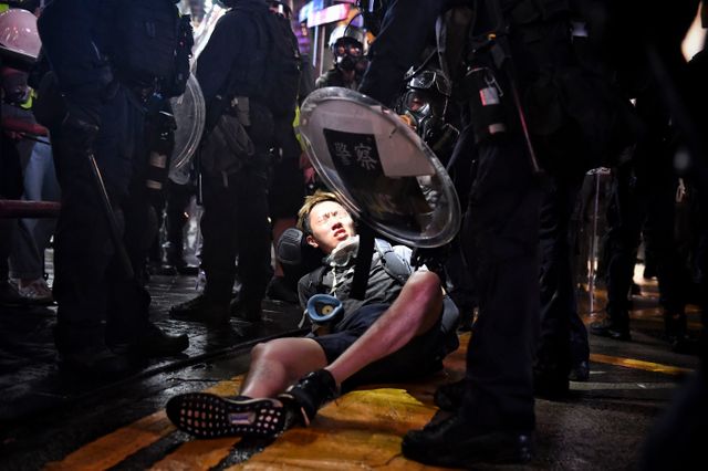 Un manifestant retenu par la police, à Causeway Bay, le 31 août.