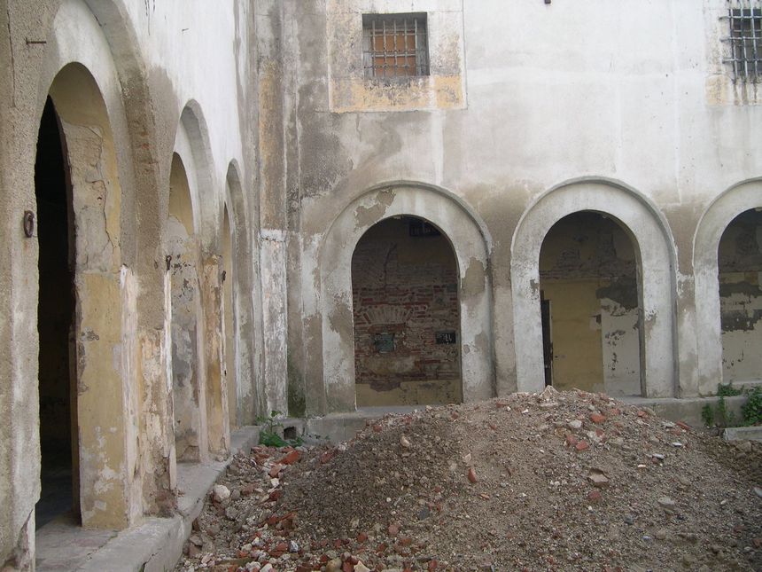 La cour de la prison lors de son rachat par la ville de Perpignan